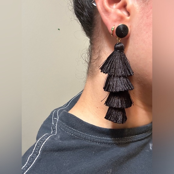 PAPA GEMS VINTAGE JEWELRY SHOP Black Tiered Tassle Dangle Earrings - Picture 7 of 7